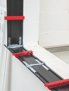 Kliny montażowe zastosowane podczas montażu okna w warstwie ocieplenia