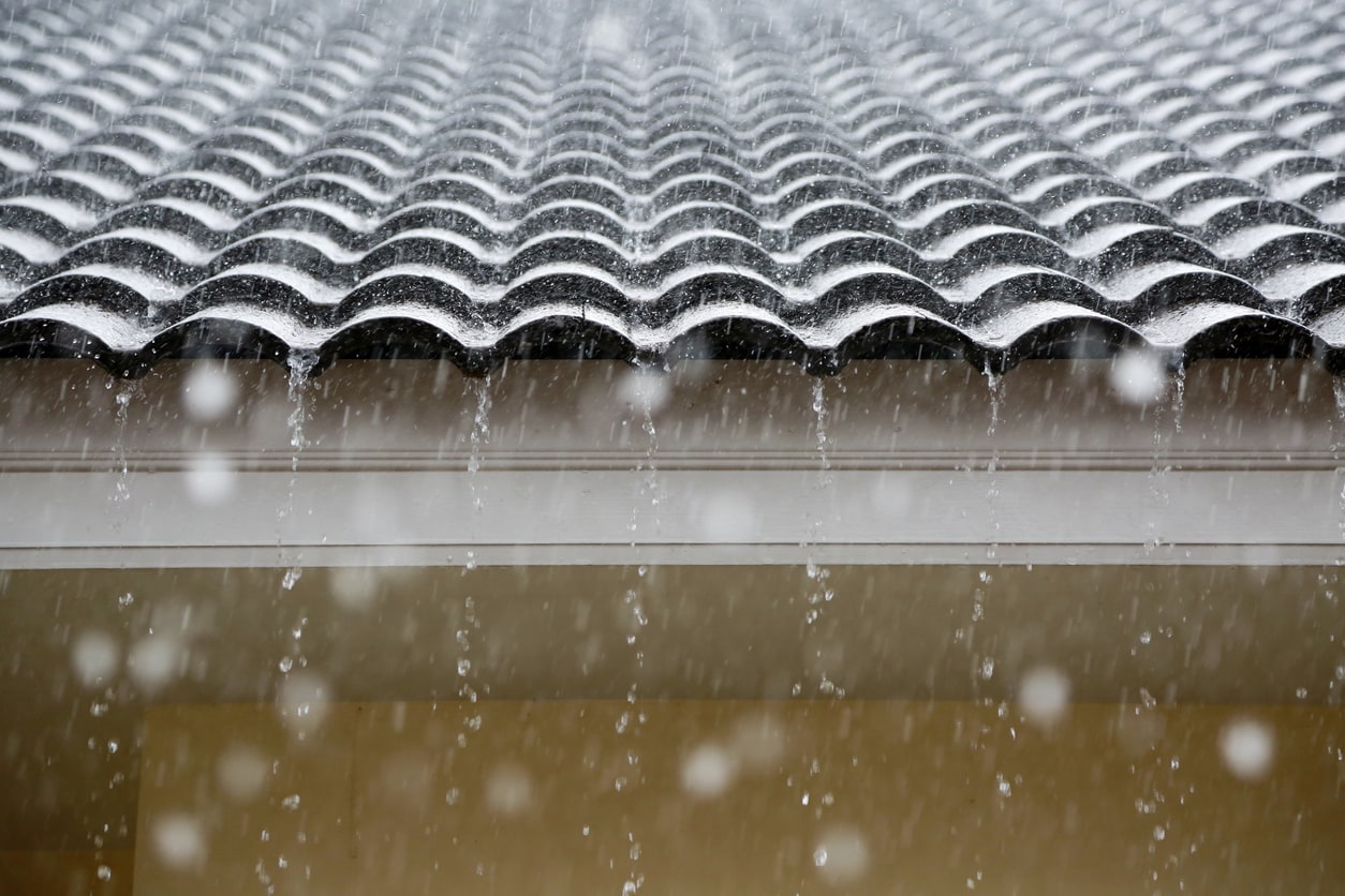 Zbliżenie dachu w deszczu